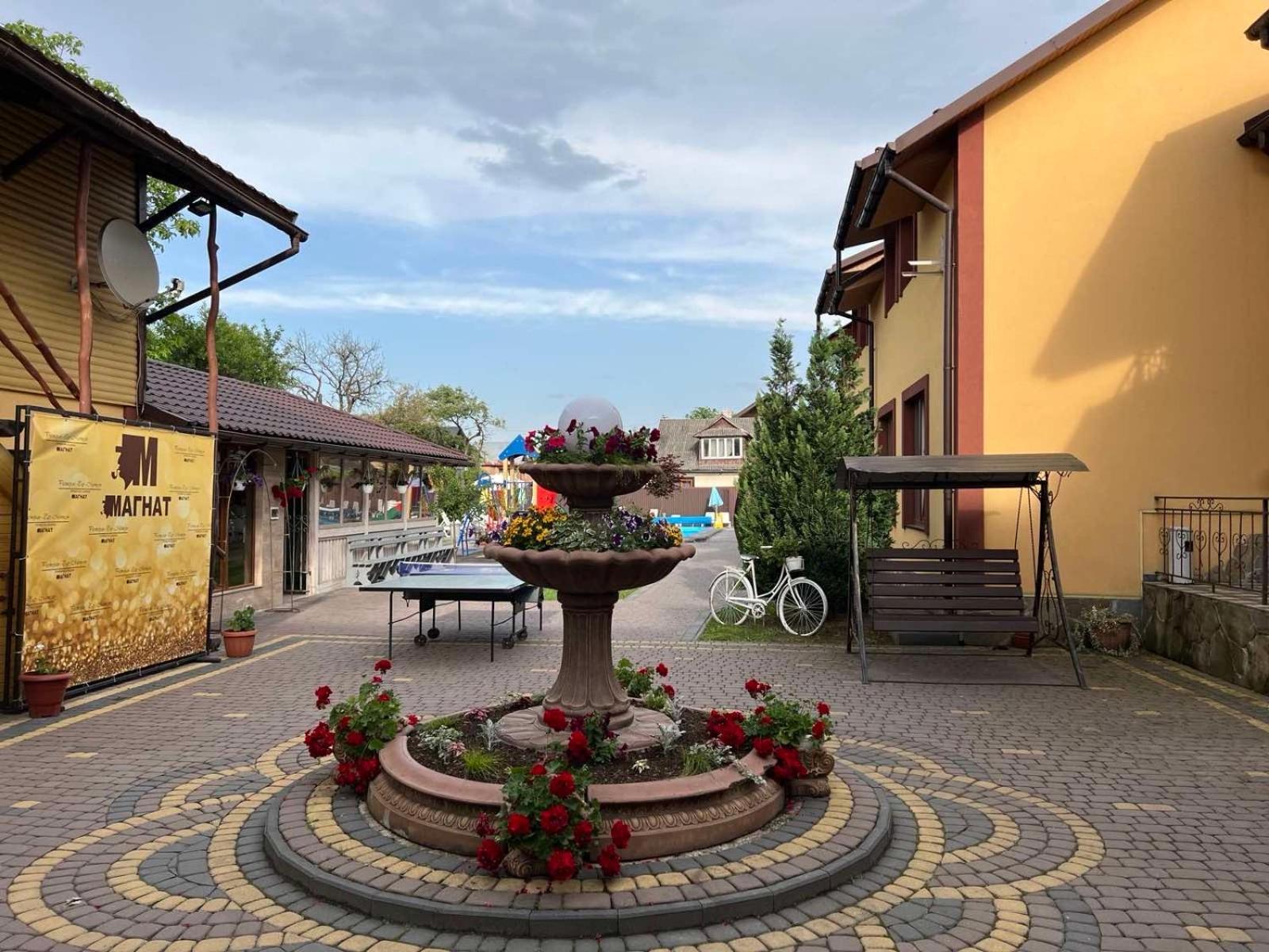 Sadyba Magnat Hotel Dilyatyn Buitenkant foto